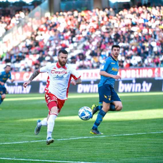 Il Bari soffre ma strappa un punto alla capolista Frosinone: al “San Nicola” finisce 0-0