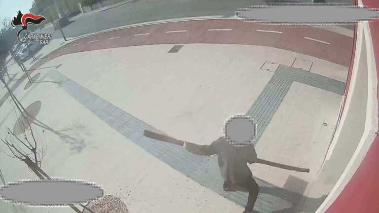 Non paga la consumazione e devasta il bar della stazione delle Fal a Modugno: arrestato – VIDEO