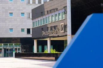 Galleria foto 'Banche, i mercati scommettono sulla prossima vittima: il caso Deutsche Bank' - foto 1