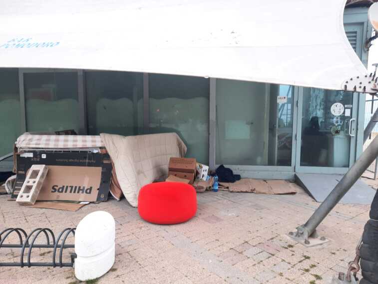 Bari: l’ex bar di Pane e Pomodoro, chiuso per un contenzioso, preda di vandali e degrado