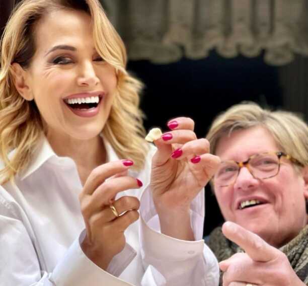 Barbara D’Urso tra i vicoli di Bari Vecchia: selfie, autografi e si cimenta con le orecchiette – VIDEO