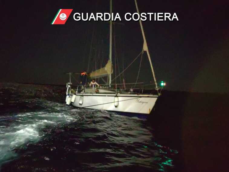 Barca incagliata al largo di Gallipoli a causa del maltempo: la Guardia costiera salva due velisti