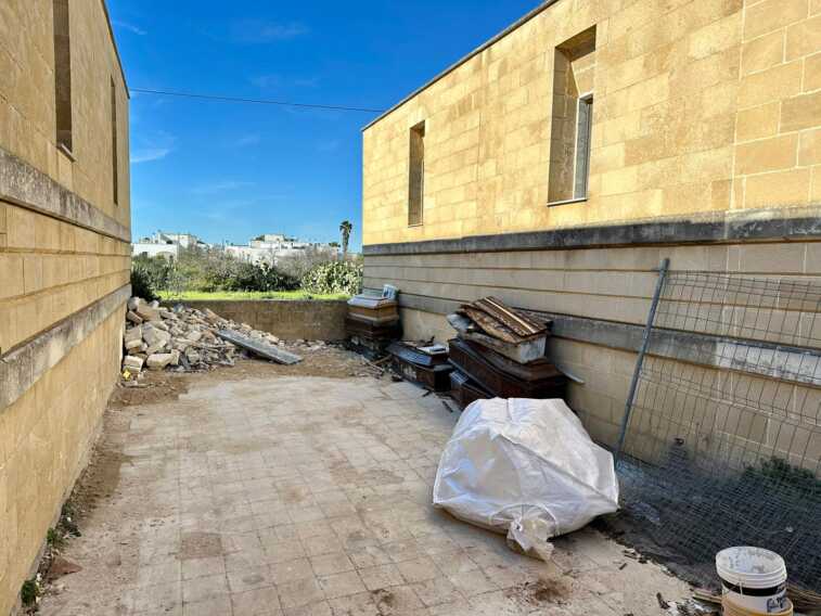 Bare accatastate a cielo aperto nel cimitero di Taviano: le immagini diventano virali – VIDEO