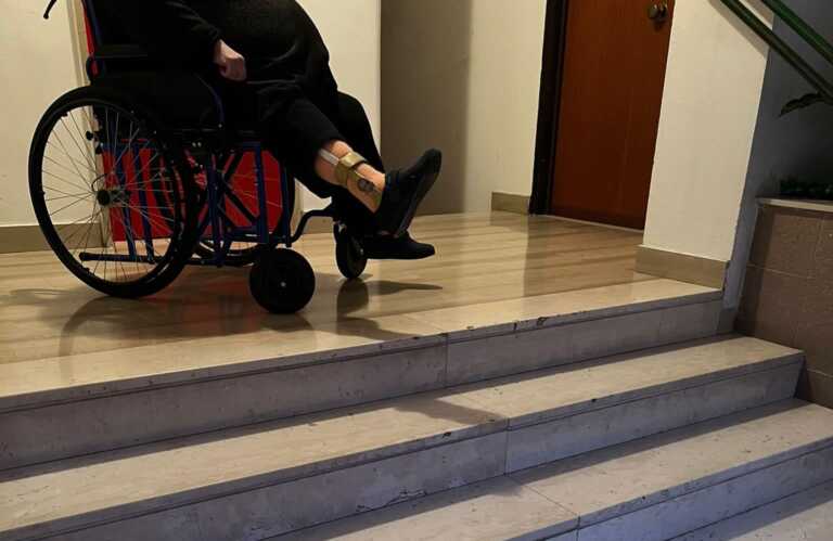 Bari, disabile non può uscire a causa dei gradini: «Mia zia segregata da tre anni perché il Comune non realizza la rampa»