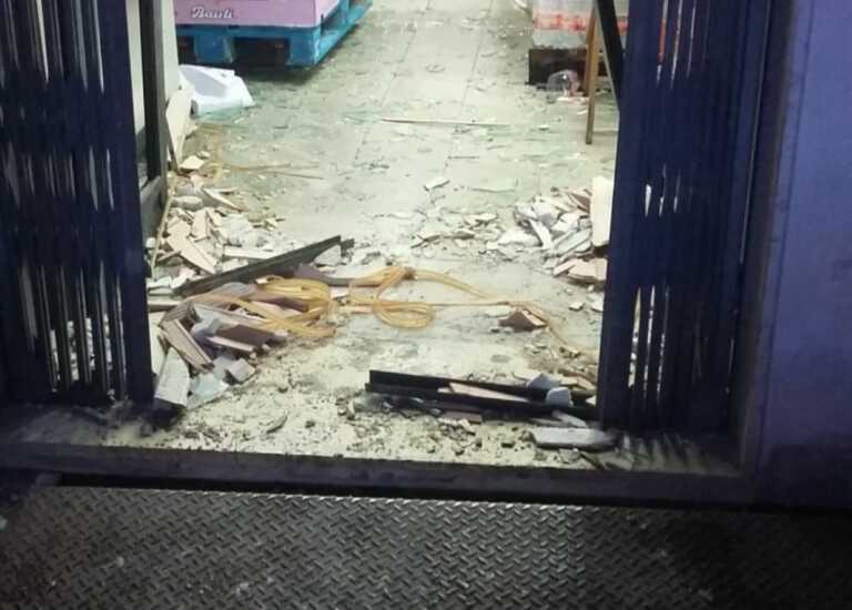 Bomba carta contro un minimarket nel Leccese. Indagano i carabinieri