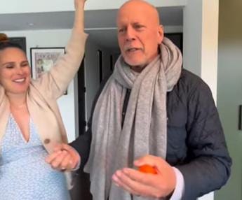 Galleria foto 'Bruce Willis festeggia il compleanno, commovente video postato da Demi Moore' - foto 1