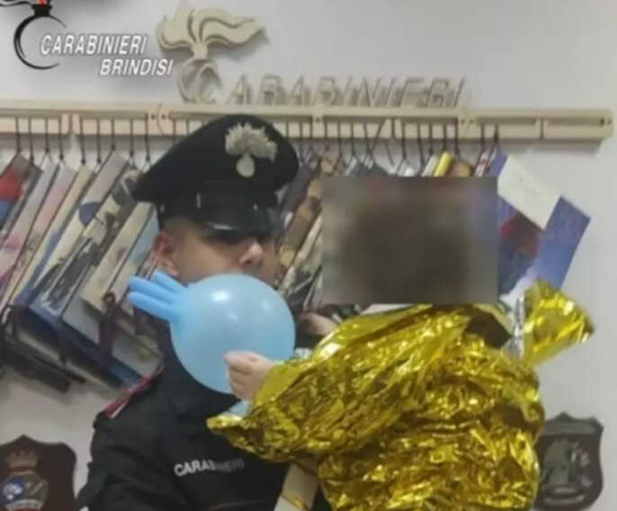 Carovigno, bimbo di 3 anni esce solo di casa di notte: salvato dai carabinieri dopo l’allarme di un camionista