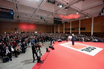 Galleria foto 'Cgil, Meloni nella ‘tana del lupo’ accolta da Bella Ciao' - foto 1