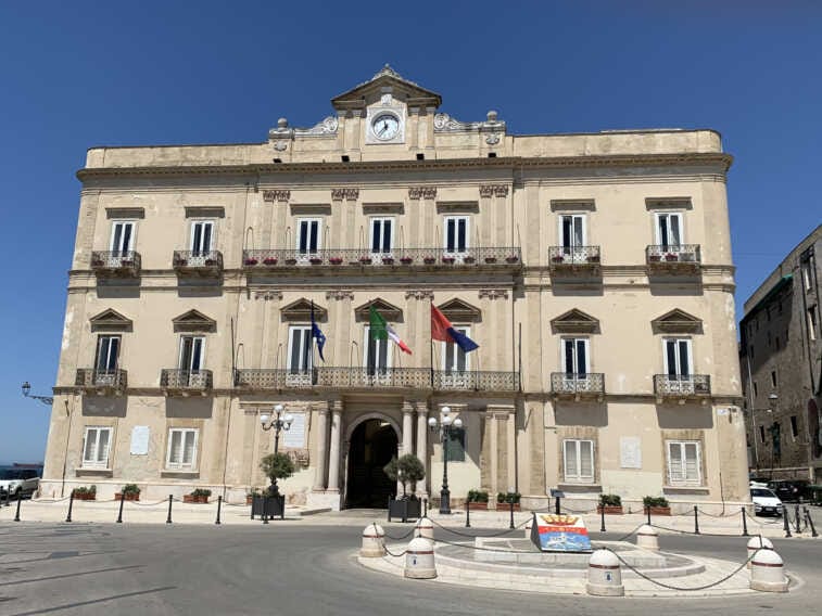 Taranto, nuova verifica di maggioranza: il sindaco Melucci mischia ancora le carte