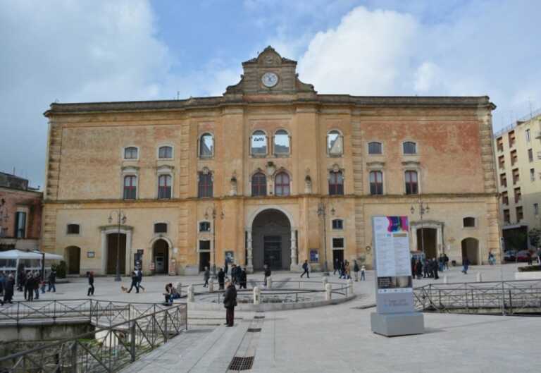 Matera, attimi di tensione in Municipio: 47enne sequestra e minaccia una dipendente
