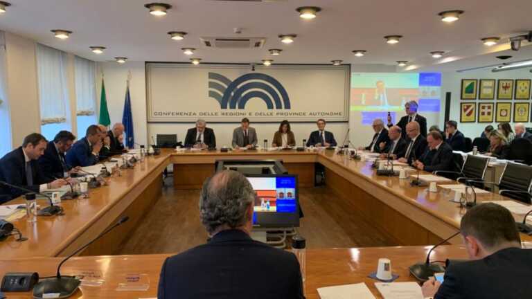 Autonomia differenziata, c’è l’ok delle Regioni. Emiliano dice no: «Inaccettabile»
