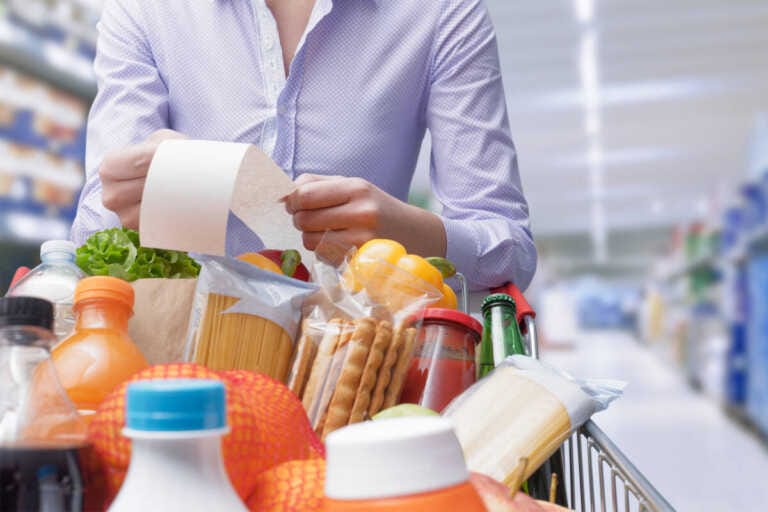 Alimentari su del 13,5% e calano i consumi: «Si rinuncia al cibo»