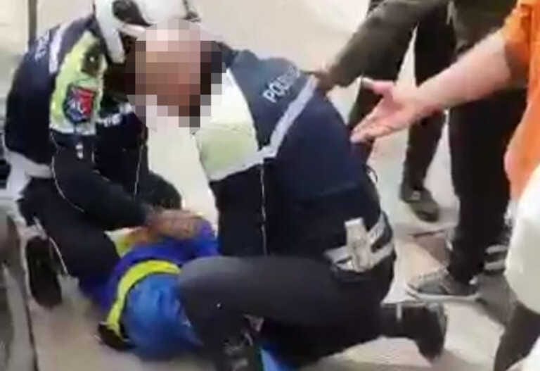 Taranto, strattonato dai vigili urbani. Parla il corriere: «Ho avuto paura. Temevo mi riempissero di botte»