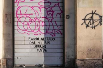 Galleria foto 'Cospito, distributori sigarette hackerati: su display frase ‘Fuori Alfredo dal 41 bis”' - foto 1