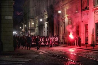 Galleria foto 'Cospito, tensione a corteo anarchici a Torino: lanciati lacrimogeni' - foto 1