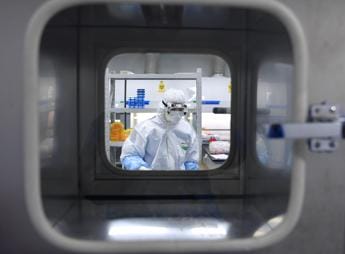 Galleria foto 'Covid, Fbi conferma: “Virus sfuggito da laboratorio di Wuhan”' - foto 1