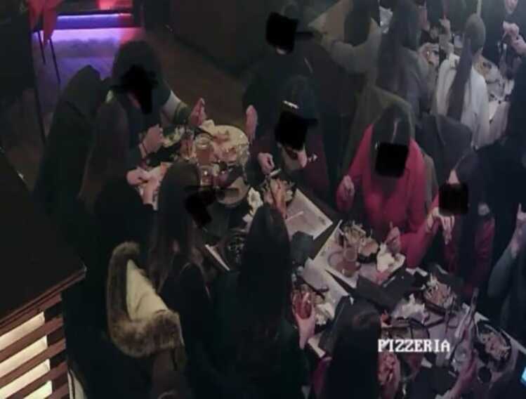 Festeggiano l’8 marzo al pub e vanno via in dieci senza pagare: una torna e salda il conto