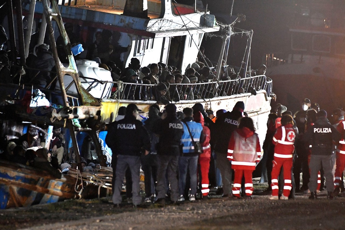Galleria foto 'Crotone, finito nella notte lo sbarco di 500 migranti' - foto 1