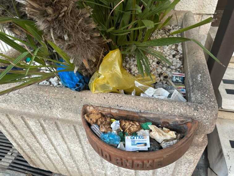 Sporcizia, escrementi e carcasse: via Lombardi abbandonata dopo la chiusura dell’Hotel Palace – FOTO