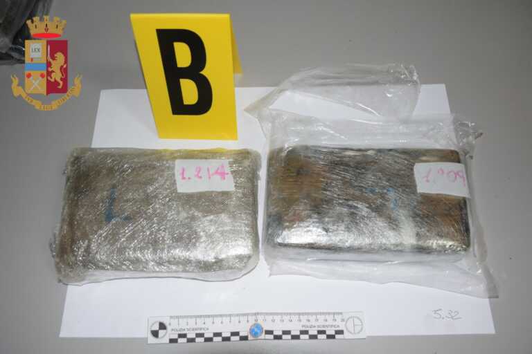 Galleria foto 'Trasportavano 12 chili di cocaina: fermati dalla polizia tentano la fuga, arrestato un 57enne a Copertino' - foto 3