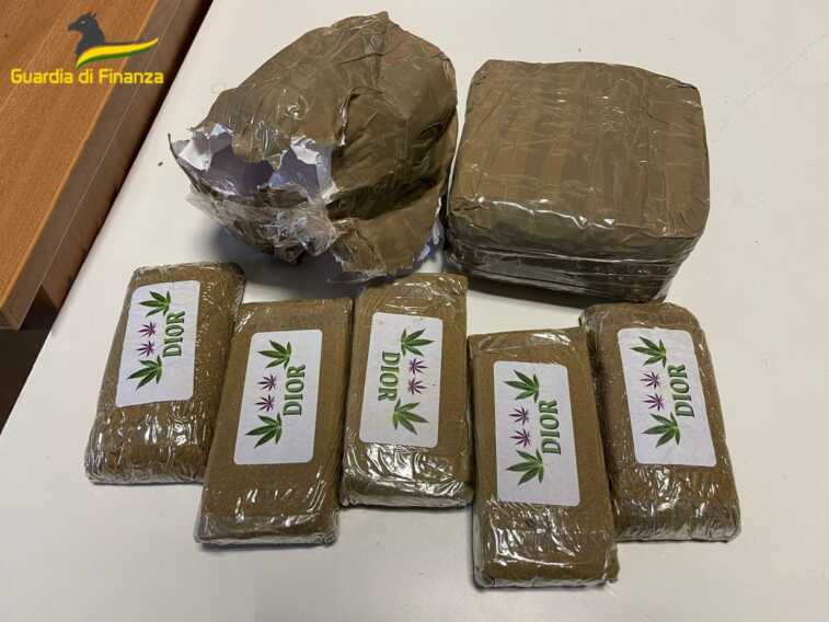 Un chilo di hashish nascosto nello zaino: arrestato un uomo a Metaponto