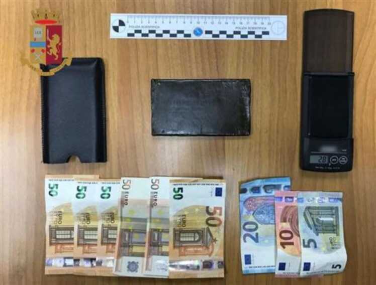 Taranto, spacciava droga a bordo del suo Apecar: arrestato un uomo di 33 anni