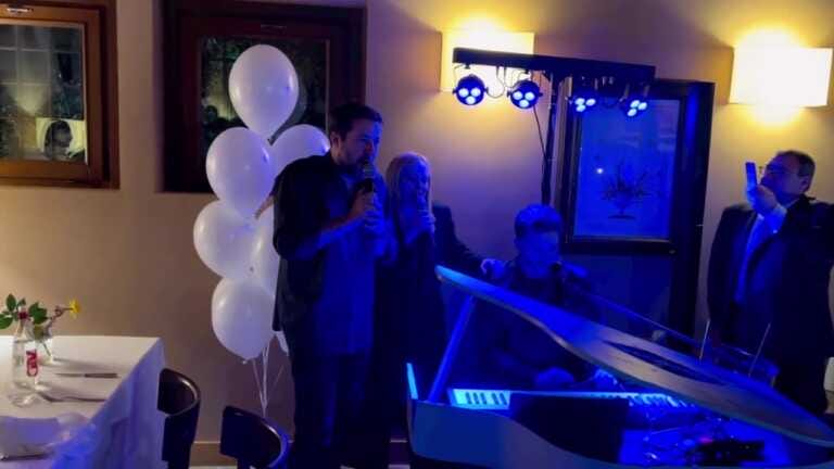 Meloni e Salvini sulle note di “Marinella” al karaoke. Polemiche dopo le immagini sui social: «Vergogna» – VIDEO