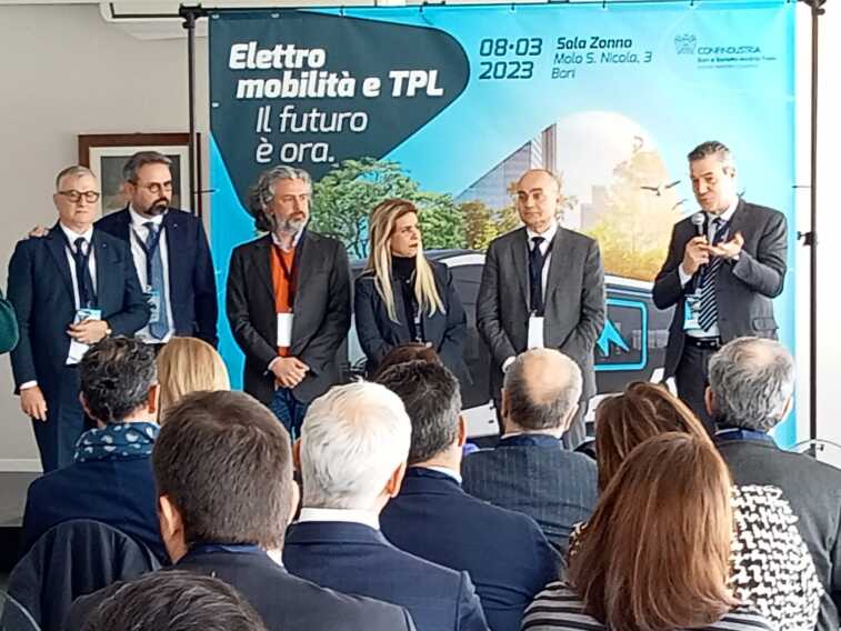 Trasporto pubblico locale, Maurodinoia: «In Puglia bus e treni elettrici per una mobilità sempre più sostenibile»
