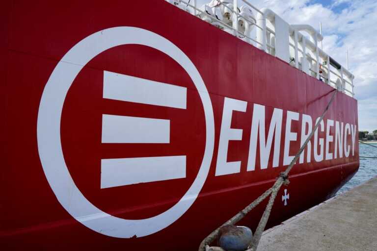 A Brindisi la nave di Emergency con 105 migranti. Emiliano: «Grande lavoro di accoglienza a tutti i livelli» – FOTO e VIDEO