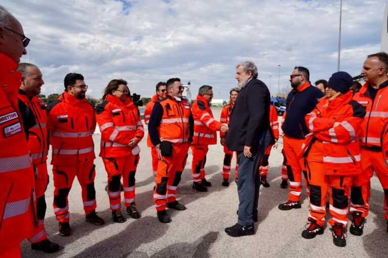 A Brindisi la nave di Emergency con 105 migranti. Emiliano: «Grande lavoro di accoglienza a tutti i livelli» – FOTO e VIDEO