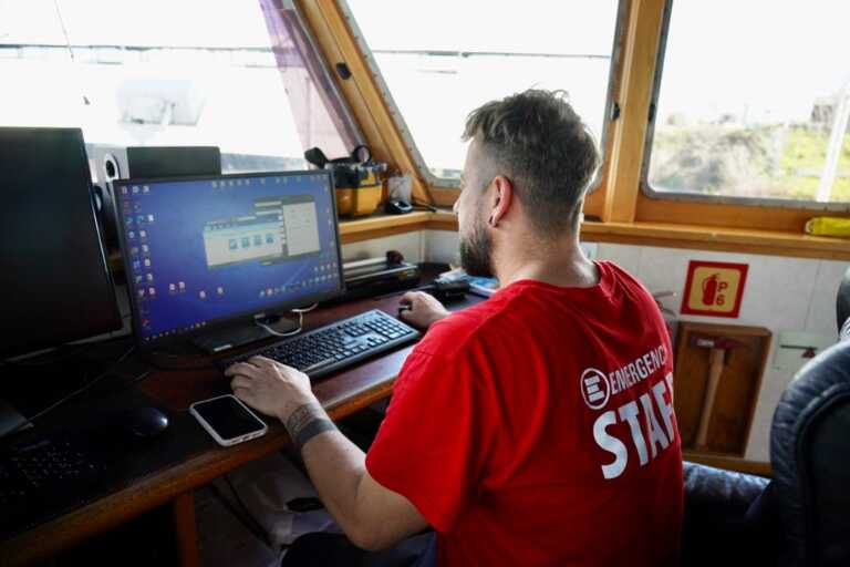 A Brindisi la nave di Emergency con 105 migranti. Emiliano: «Grande lavoro di accoglienza a tutti i livelli» – FOTO e VIDEO