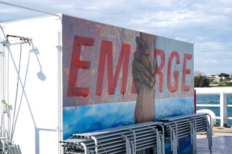 A Brindisi la nave di Emergency con 105 migranti. Emiliano: «Grande lavoro di accoglienza a tutti i livelli» – FOTO e VIDEO