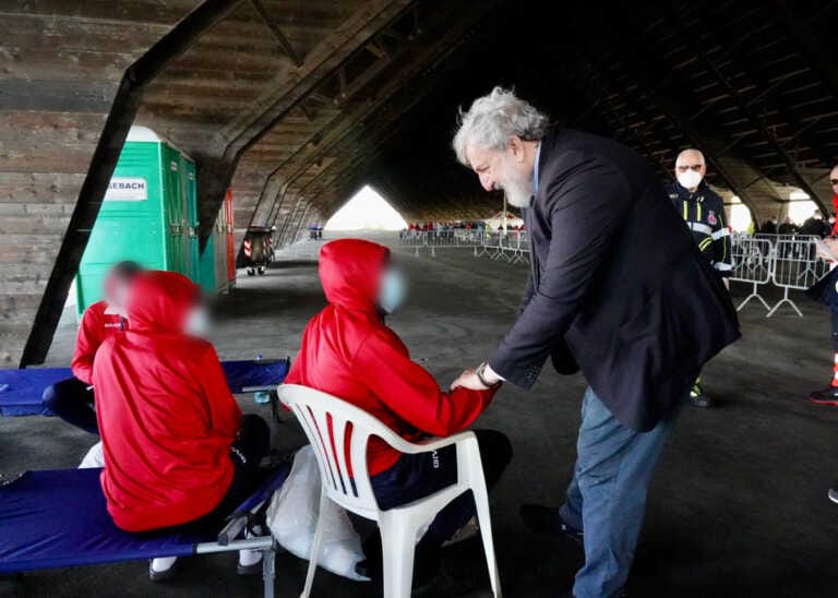 A Brindisi la nave di Emergency con 105 migranti. Emiliano: «Grande lavoro di accoglienza a tutti i livelli» – FOTO e VIDEO