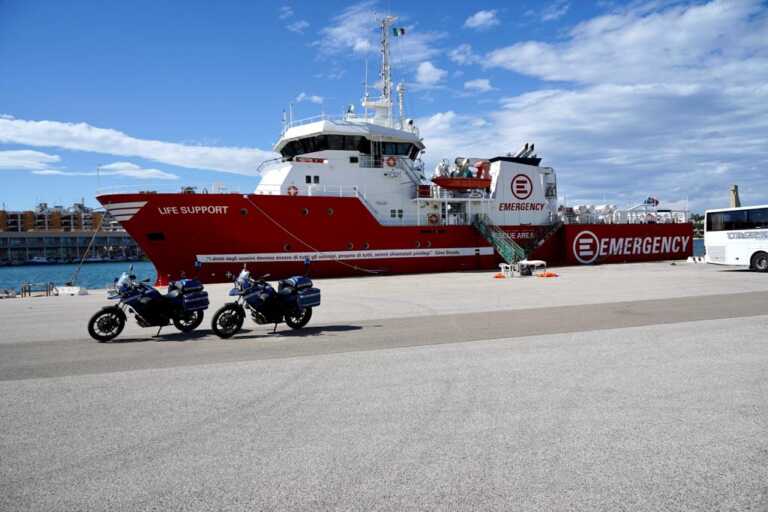 A Brindisi la nave di Emergency con 105 migranti. Emiliano: «Grande lavoro di accoglienza a tutti i livelli» – FOTO e VIDEO
