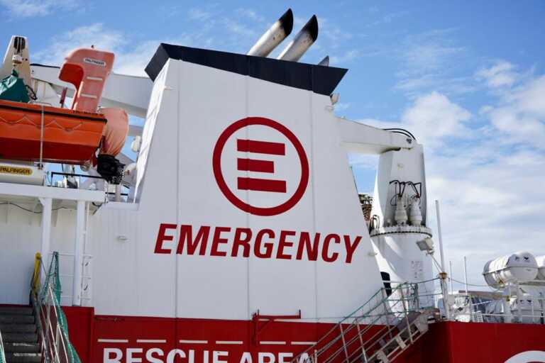 A Brindisi la nave di Emergency con 105 migranti. Emiliano: «Grande lavoro di accoglienza a tutti i livelli» – FOTO e VIDEO