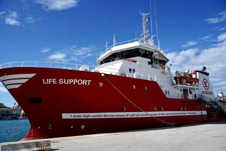 A Brindisi la nave di Emergency con 105 migranti. Emiliano: «Grande lavoro di accoglienza a tutti i livelli» – FOTO e VIDEO