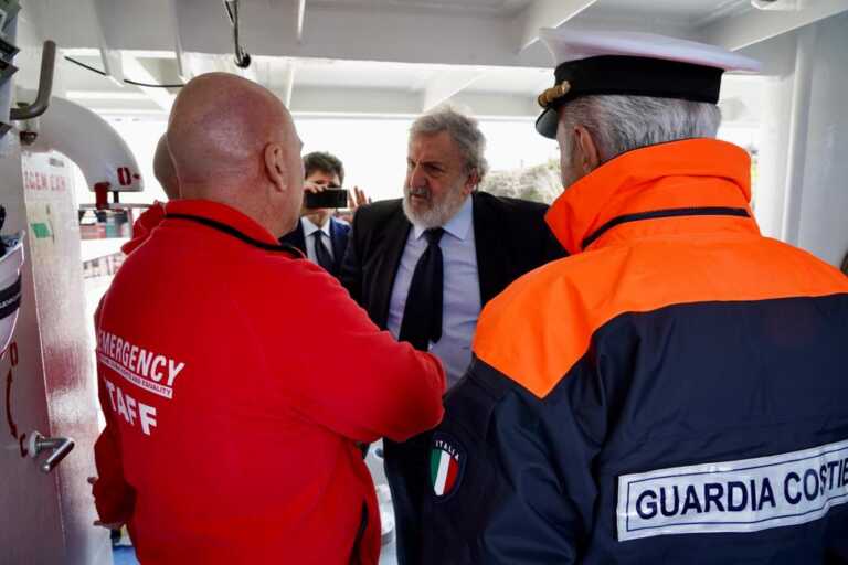 A Brindisi la nave di Emergency con 105 migranti. Emiliano: «Grande lavoro di accoglienza a tutti i livelli» – FOTO e VIDEO