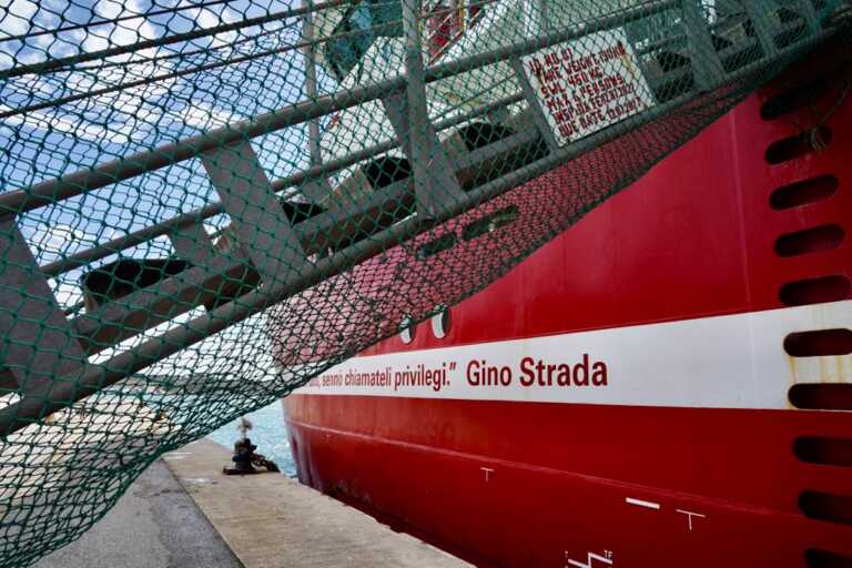 A Brindisi la nave di Emergency con 105 migranti. Emiliano: «Grande lavoro di accoglienza a tutti i livelli» – FOTO e VIDEO