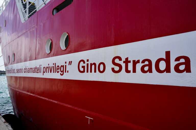 A Brindisi la nave di Emergency con 105 migranti. Emiliano: «Grande lavoro di accoglienza a tutti i livelli» – FOTO e VIDEO