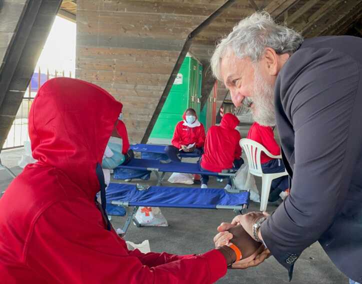 A Brindisi la nave di Emergency con 105 migranti. Emiliano: «Grande lavoro di accoglienza a tutti i livelli» – FOTO e VIDEO