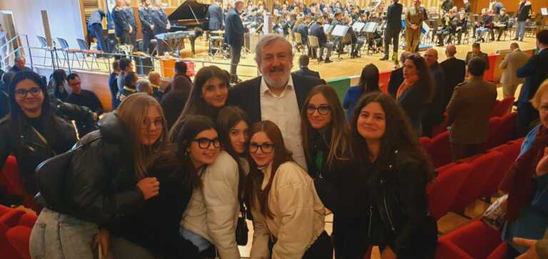 Emiliano alla manifestazione per i 162 anni dall’Unità d’Italia: «Il mondo ha diritto a pace e democrazia» – VIDEO