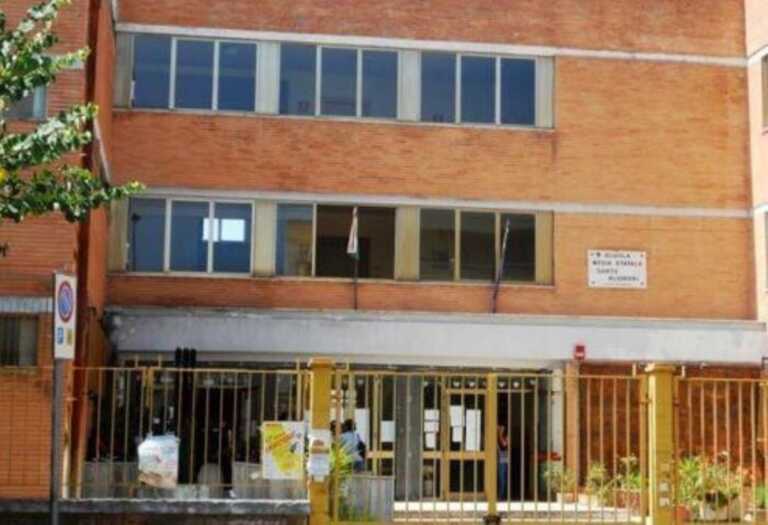 Una finestra si stacca e cade davanti all’ingresso di una scuola a Lecce: nessun ferito ma tanta paura