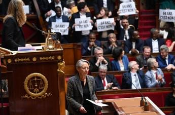 Galleria foto 'Francia, governo vara riforma pensioni senza voto Parlamento' - foto 1