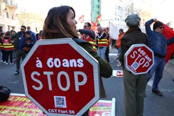Galleria foto 'Francia, nuove proteste contro riforma pensioni: scioperi, blocchi e disagi' - foto 1