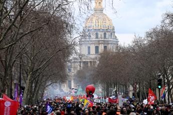 Galleria foto 'Francia, riforma pensioni: governo Macron affronta due mozioni di sfiducia' - foto 1