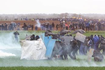 Galleria foto 'Francia, scontri alla riserva idrica di Sainte-Soline: diversi feriti, uno è grave' - foto 1