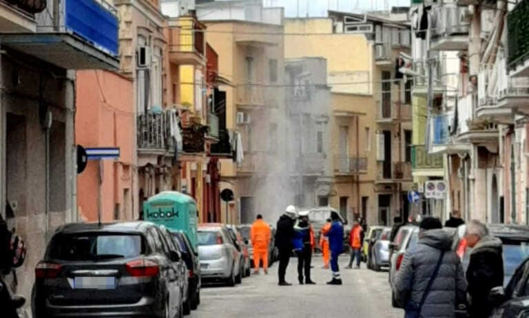 Si rompe una condotta durante i lavori: fuga di gas a Barletta. Evacuati diversi edifici – VIDEO