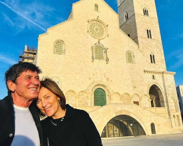 Trani, Gianni Morandi a passeggio in città. Poi la foto davanti alla cattedrale: «Stupenda»