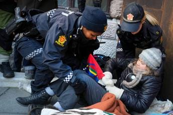 Galleria foto 'Greta Thunberg arrestata in Norvegia durante protesta' - foto 1