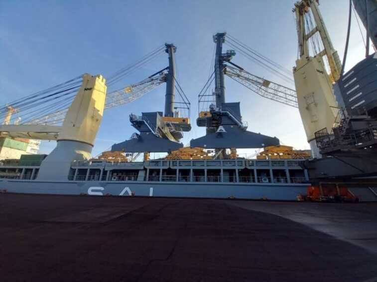 Taranto, al porto due nuove gru all’avanguardia per una migliore gestione delle materie prime di Acciaierie d’Italia